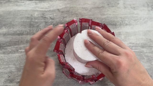 Как сделать подарок своими руками в виде тортика с игрушками и конфетами смотреть онлайн