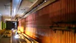 Противовес лифта,компенсирующие цепи противовеса...Вид снизу вверх шахты,видна кабина...