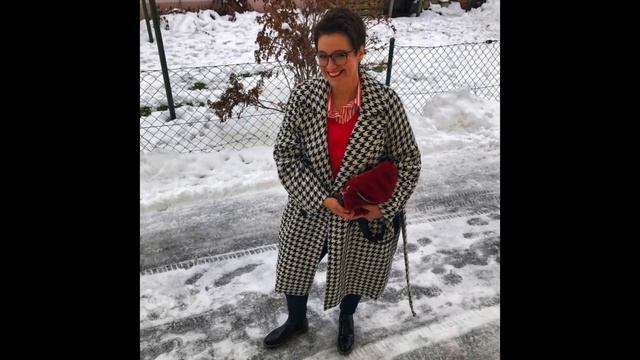 КАК ВЫГЛЯДЕТЬ МОЛОЖЕ ЖЕНЩИНАМ ЗА 50/СТИЛЬНЫЕ ЗИМНИЕ ОБРАЗЫ ДЛЯ ЖЕНЩИН ЗА 50 смотреть онлайн