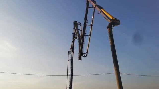 Заливка фундамента дорогущим бетононасосом!!!