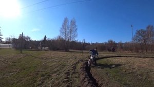 езда по кругу на кросс эндуро мотоцикле