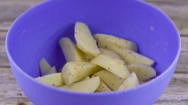 Пальчики оближешь! Картошка по-деревенски на сковороде - дольками, в масле с солью и специями!