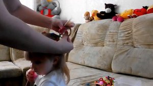 Прическа на короткие волосы из резинок и хвостиков.