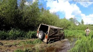 Внедорожник ЛуАЗ прорывается через болото, Шевик тащится за ним, УАЗ на лебедке