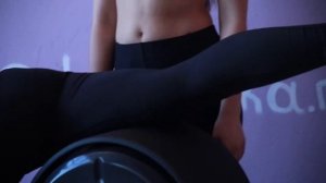 Упражнение на тренажере Бизон-Вибро для продольного шпагата