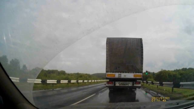 Грузовик чуть не улетел с моста смотреть онлайн