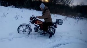 Мопед Alpha 50cc против большого слоя снега