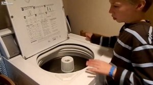 Мальчик-аутист играет на барабане от стиральной машины