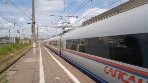 Сдвоенный сапсан проезжает на скорости станцию "Рижская"