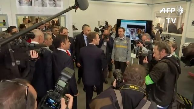 Macron visite l'usine Renault de Maubeuge смотреть онлайн
