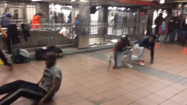 73. Америка. Break dance в метро Нью Йорка, Manhattan смотреть онлайн