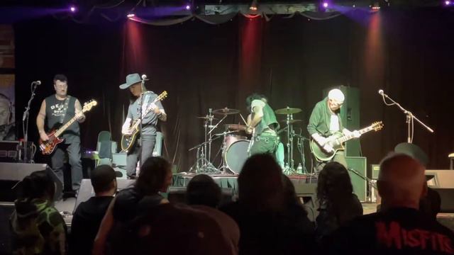 Dead Boys in Tulsa. The way every punk show should end. Watch until the end. смотреть онлайн