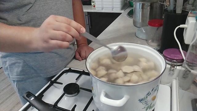 Женя варит наши пельмени?? смотреть онлайн