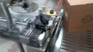 Печать и автоматическое нанесение самоклеющийся этикетки на групповую упаковку