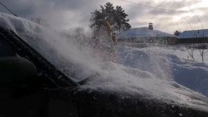 Сдуваю пылесосом снег с машины