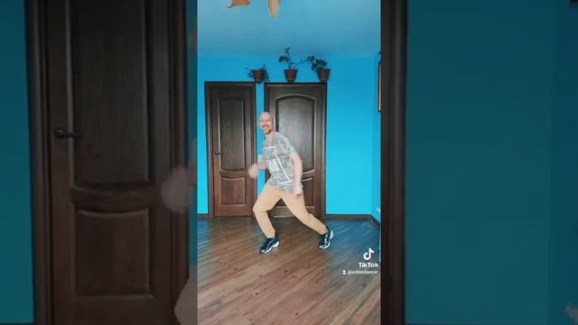 УЧИМ ТАНЕЦ НОГАМИ! ПОВТОРИШЬ? КАК ТАНЦЕВАТЬ ШАФЛ ПОД МУЗЫКУ SHUFFLE DANCE.