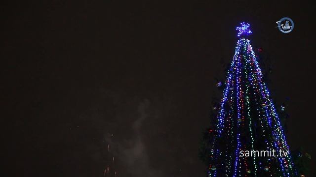 В Полоцке открывали главную городскую ёлку, а по Новополоцку ездил «дедморобус» смотреть онлайн