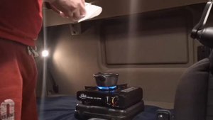 Готовлю завтрак в кабине грузовика. Прожёг сиденье?