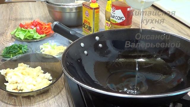 Яичница с соевым мясом по-китайски (蛋白肉炒辣椒鸡蛋, Dànbái ròu chǎo làjiāo jīdàn). Китайская кухня.