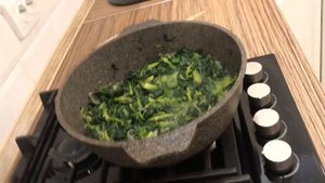 ШПИНАТ, ЖАРЕНЫЙ, С ЛУКОМ И ЯЙЦАМИ