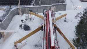 Работа автобетононасоса PUTZMEISTER M-62 на стройке зимой.