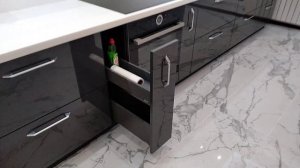 Прямая кухня 5 метров с темно-серыми глянцевыми фасадами