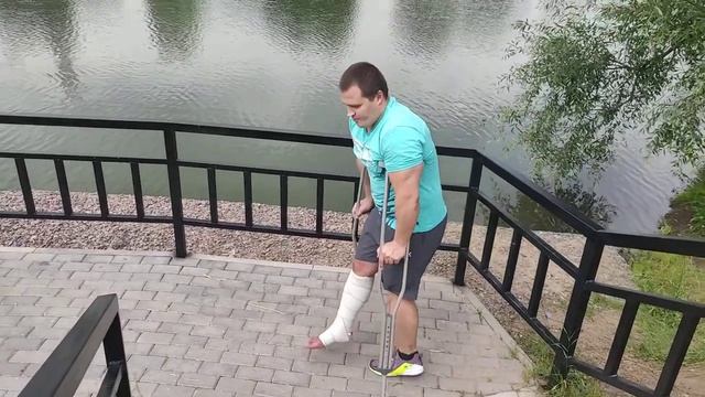 КАК НА КОСТЫЛЯХ ПОДНЯТЬСЯ И СПУСТИТЬСЯ ПО ЛЕСТНИЦЕ
