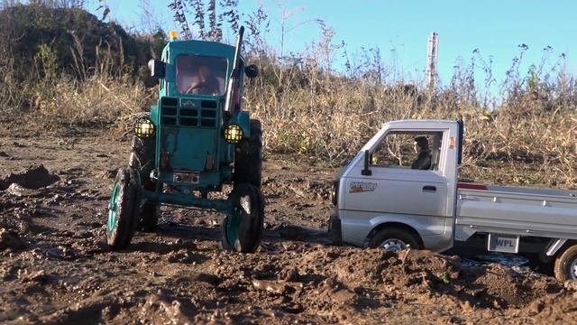 Грузовик вытаскивает ЗАСТРЯВШИЙ трактор Т-40 и сломался! ... RC OFFroad 4x4 смотреть онлайн