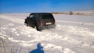 Как едуд короткая и длинная Нива по снегу