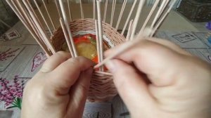 корзинка для подарков плетём из бумажной лозы.