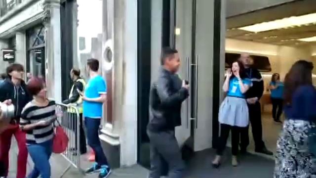 Apple iPhone 6 London Launch - Regent Street Apple Store смотреть онлайн