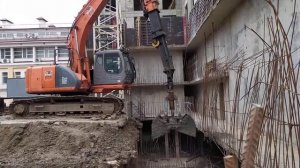 Экскаватор с грейфером Hitachi Zaxis 225USRLC Разработка грунта грейферным экскаватором