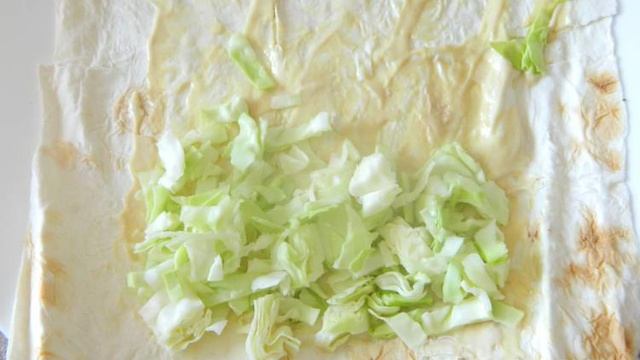 Домашняя шаурма с курицей и корейской морковью в лаваше