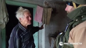 Местный житель общается с журналистом в освобожденном поселке