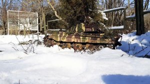 RC танк "Королевский тигр" ведёт огонь.