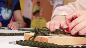 В Излучинске плетут браслеты выживания для бойцов СВО