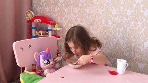 Утро Насти и её пони фларри харт  Настя показывает свои наряды