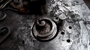 Как гнуть завитки при помощи самодельного станка на кузне. Улитка.