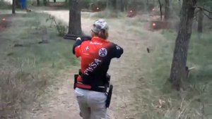 Учимся стрелять джентльмены. Девочка стреляет из разного оружия.