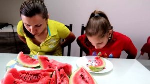 Арбуз ЧЕЛЛЕНДЖ Кто БЫСТРЕЕ СЪЕСТ Арбуз! Watermelon Eating Contest
