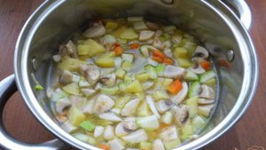 Суп-пюре с кабачками, шампиньонами и плавленым сыром