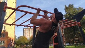 ✔️ Подтягивание на турнике обратным узким хватом к груди. ⠀