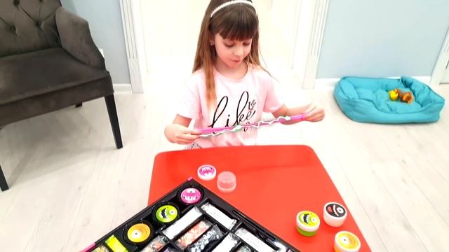 Вероника помогает маме на кухне и получает подарок. Для детей. 0+ смотреть онлайн