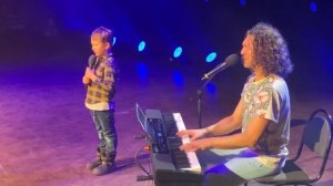 ОТКУДА В НЁМ СТОЛЬКО СМЕЛОСТИ?? Бардин Гоша с папой на большой сцене! Просто вышел и спел