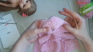 Халат с капюшоном для куклы. Вязание спицами