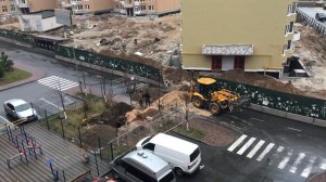 Трактор копает яму