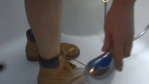 Ботинки Тимберленд моются в душе. Timberland boots washed in the shower.