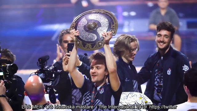 игроки Dota 2 на сцене крупного турнира с кубком