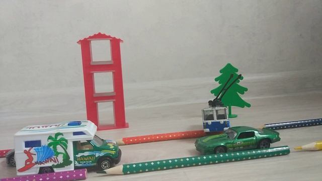 На дороге происошло ДТП. Дом на колёсах врезался в троллейбус и он просто вылетел с дороги. смотреть онлайн