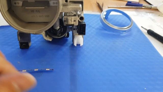 Разборка и ремонт передней фары KIA Cadenza смотреть онлайн